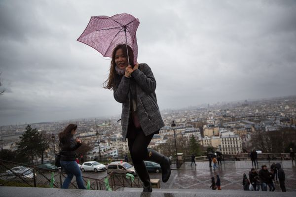 Tempête Ciaran : De puissantes rafales atteignent près de 150 km/h à Saint-Mathieu, dans le Finistère, marquant un record de la soirée, célébré par l&rsquo;Observatoire français des orages et des tornades ainsi que La Chaîne Météo. Les vents puissants apportent une touche d&rsquo;excitation à cette soirée.